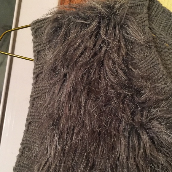 EUC Xhilaration faux fur vest, gray color, women size - Picture 7 of 14